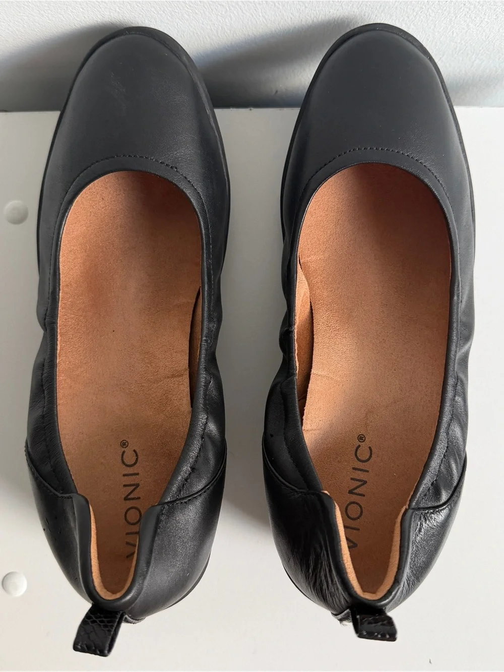 EUC Vionic Black “Jacey” Slip On Wedge Short Heel Round Toe sz 8 supportive